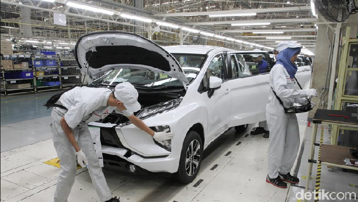 Pekerja merakit mobil Xpander di pabrik perakitan Mitsubishi Motors di Indonesia yaitu PT Mitsubishi Motors Krama Yudha Indonesia (MMKI) yang terletak di kawasan industry GIIC Deltamas, Bekasi, Jawa Barat.