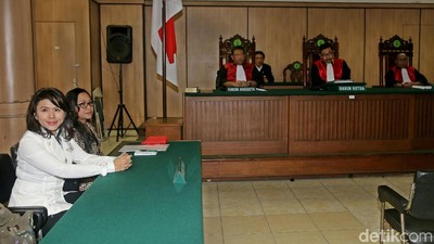 Foto: Vero yang Kembali Mangkir dari Sidang Cerai dengan Ahok