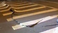 Tampak aspal jalanan juga retak karena gempa. (Screenshot video sosmed Ming-Chien Lin/via REUTERS)