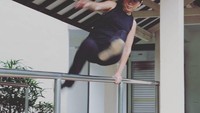 Namun demikian tetap saja parkour bisa jadi hal yang menantang bukan cuma untuk para lansia. (Foto: Instagram/seniourparkourluan)