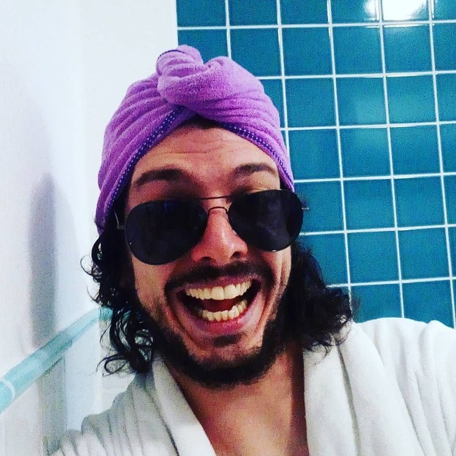 Pakai kacamata hitam dan tersenyum lebar, pria berambut gondrong ini juga pamer pose bathleisure Foto: Instagram