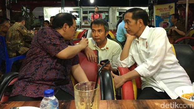 Jokowi saat ke kafe di Sumbar.