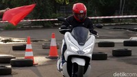Sebagai pionir skutik premium di Indonesia, desain All New Honda PCX kini semakin mewah dan elegan serta dilengkapi dengan fitur yang canggih sesuai dengan keinginan konsumen.