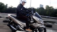 Harga On The Road (OTR) yang dibanderol di DKI Jakarta Rp 27.700.000 untuk tipe CBS dan Rp30.700.000 untuk tipe ABS. All New Honda PCX telah menjadi partner dalam pemenuhan gaya hidup, fashion, dan kebanggaan pengendaranya. 