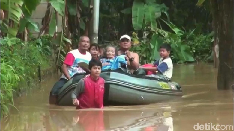 Pakai Perahu, Petugas Evakuasi Nenek Siti yang Terjebak Banjir Pakai Perahu, Petugas Evakuasi Nenek Siti yang Terjebak Banjir