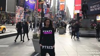 Kalau ini, pose Joana Sanz di Times Square New York, AS (Instagram/joanasanz)