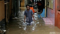 Sebelumnya diberitakan, status Bendung Katulampa, Bogor, kembali naik menjadi Siaga II pada pukul 17.15 WIB, Selasa (6/2) kemarin. Air akan tiba di pintu air Manggarai dalam waktu 9 jam. Warga di wilayah Jakarta pun diminta mengantisipasi banjir.