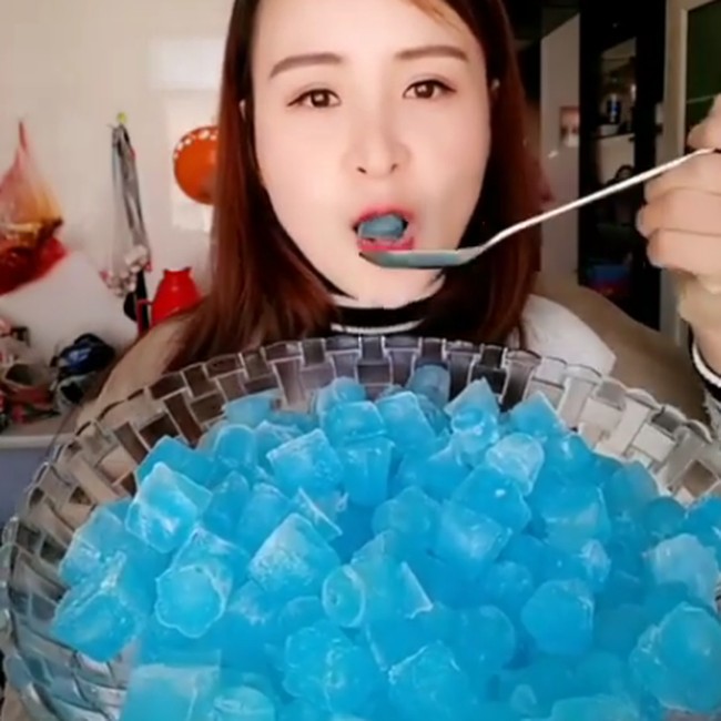 Tren Makan Es Batu di China hingga Gaya Makan Anak Tamara Bleszynski yang Bikin Gemas