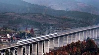 Sebuah kereta di Stasiun Jianmenguan terlihat berada di atas jalur rel kereta cepat Xian-Chengdu di Provinsi Shaanxi, China Barat Laut. (Istimewa/news.cn).