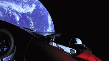 Selain itu, muatan Falcon Heavy, Tesla Roadster dan Starman, juga sukses mencuri perhatian. Foto: YouTube