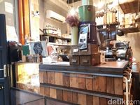 The Lab SG: Seru! Menyantap Burger Berlelehan Keju di Kafe Bertema Laboratorium