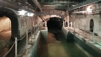 Saluran selokan bawah tanah ini sudah dibangun sejak tahun 1370 dan memiliki sistem yang lengkap. Salurannya masih digunakan hingga kini, tapi beberapa bagian telah dirombak menjadi museum (outtahecks/Instagram)