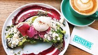 Smashed avocado dengan hummus yang dicampur bit jadi andalan kafe ini. Dinikmati dengan toast, poached atau bacon.Foto: Instagram Citizens of Chelsea
