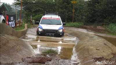 Main Tanah Sampai Banjir-banjiran dengan Isuzu mu-X