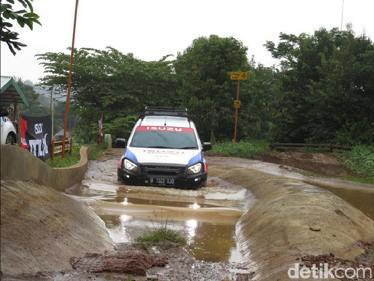 Main Tanah Sampai Banjir-banjiran dengan Isuzu mu-X