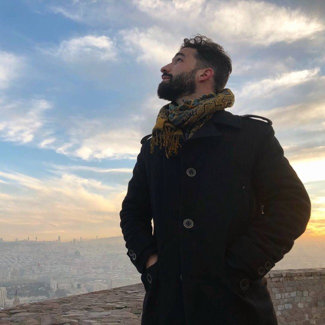 Sekarang ia sedang fokus menulis buku pertamanya yang bertema A Study of Change dan terus belajar Islam di beberapa tempat seperti Morocco dan Mesir.  Foto: Instagram