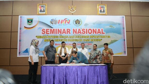 Penandatanganan komitmen Sumbar untuk Pariwisata (dok. Humas Kemenpar)