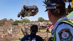 Bruk! Mobil Tabrak Kuburan di Sydney Hingga Hancur