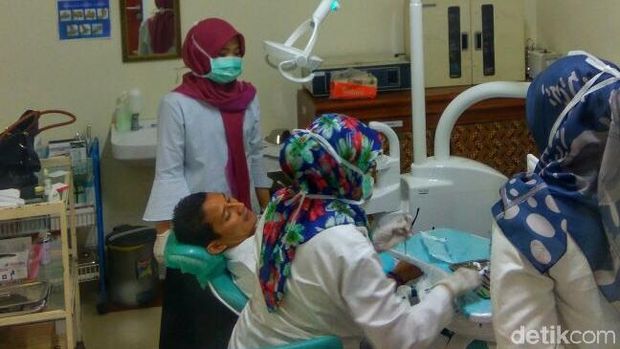 Sandiaga Uno memeriksakan gigi di klinik Balai Kota, Rabu (7/2/2018