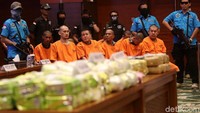 Para tersangka dijerat pasal 114 ayat 2 juncto Pasal 132 ayat 1, Pasal 112 ayat 2 juncto Pasal 132 ayat 1 UU Nomor 35 Tahun 2009 tentang Narkotika. Ancaman hukuman maksimal adalah hukuman mati.