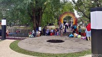 Selain itu terdapat area bermain anak sebagai penunjang di sisi lainnya.