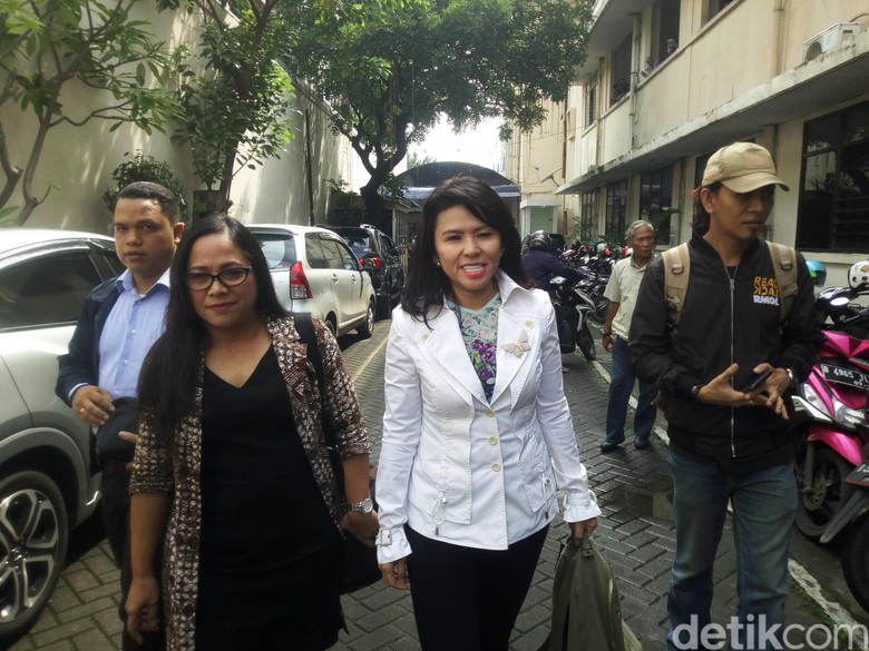 Vero Kembali Tak Hadir di Sidang Cerai, Titip Surat ke Adik Ahok Vero Kembali Tak Hadir di Sidang Cerai, Titip Surat ke Adik Ahok