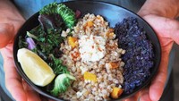 Farmer’s Bowl ini pasti megenyangkan. isinya quinoa, kembang kol ungu yang dicincang, kale tumis, butternut squash dan feta cheese dilengkapi saus vinaigrette.Foto: Instagram Citizens of Chelsea