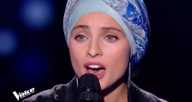 Suara Mennel Ibtissam yang merdu juga membuat juri terkagum-kagum bahkan sebelum melihat penampilan cantiknya. Hari itu, Mennel menyanyikan lagu Haleluya pakai bahasa Inggris terlebih dahulu kemudian pakai bahasa Arab di bagian akhir. Foto: Instagram