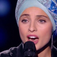 Suara Mennel Ibtissam yang merdu juga membuat juri terkagum-kagum bahkan sebelum melihat penampilan cantiknya. Hari itu, Mennel menyanyikan lagu Haleluya pakai bahasa Inggris terlebih dahulu kemudian pakai bahasa Arab di bagian akhir. Foto: Instagram