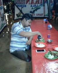 Ipunk yang tetap makan di pecel lele saat banjir / 