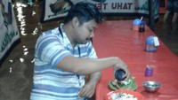 Selain para penjual, pembeli pecel lele ini juga jadi viral karena bela-belain makan ketika banjir (Foto: Instagram Ahmad Saiful Bahri)