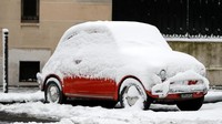 Tak hanya itu, mobil-mobil di Paris juga tertutup salju. (Foto: REUTERS/Gonzalo Fuentes)