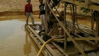 Selain di aliran sungai, mereka juga menambang di bagian daerah aliran sungai. Air bekas penambangan ilegal itu disalurkan ke sungai. Kondisi inilah yang membuat alur sungai menjadi tercermar. Polres Kuansing, pada Selasa (6/2) melaksanakan operasi penertiban penambangan emas ilegal ini. Lokasinya di Pulau Pencong, Kelurahan Muara Lembu Kecamatan Singingi.