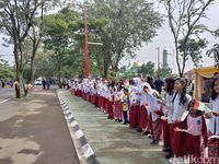 Ratusan Siswa SD Sambut Ridwan Kamil Resmikan Alun-alun Regol