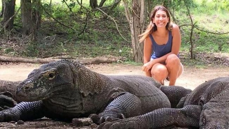 Sangeeta berpose dengan komodo (News Australia) Sangeeta berpose dengan komodo (News Australia)