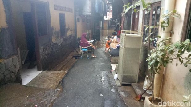 Banjir Kampung Melayu Surut, Warga Mulai Bersih-bersih