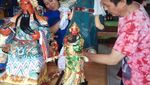Foto: Rupang Dewa Klenteng Dibersihkan Jelang Imlek