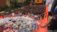 Botol-botol miras dimusnahkan dengan cara dilindas mobil wales.
