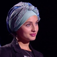 Mennel Ibtissam tampak sangat lancar menyanyi bahasa Arab, karena ia merupakan keturusan Syiria, Maroko, dan Prancis. Uniknya, ia mengganti kata-kata My God menjadi Ya Ilahi dalam bahasa Arab yang membuat lagu itu terasa berbeda. Foto: Instagram