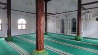 Saat masuk ke dalam masjid, ciri khas bangunan Lampung sangat kentara dengan adanya hiasan Siger di ‎sisi kanan-kiri mimbar. Hiasan Siger itu berbentuk seperti tumpal dan biasanya, hiasan itu digunakan di rumah-rumah masyarakat Lampung. Hal ini memperkuat latarbelakang sejarah permukiman masyarakat Lampung di Banten, tulis Hasun Syafari dalam buku Babad Lampung Cikoneng Banten.