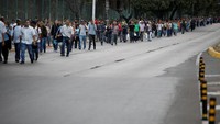 Pemadaman listrik di Caracas menyebabkan 10 stasiun subway berhenti beroperasi. Warga terpaksa harus jalan kaki