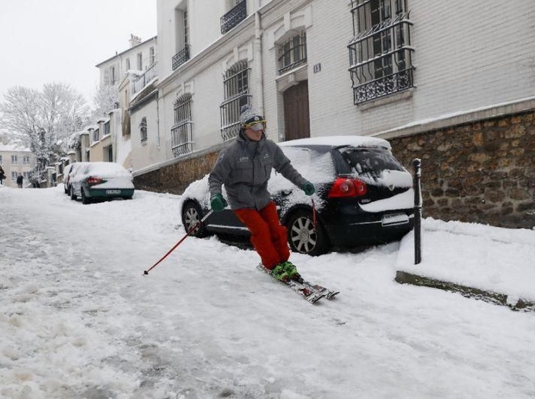 Pemain Ski Asyik Susuri Jalanan di Paris yang Diselimuti Salju Pemain Ski Asyik Susuri Jalanan di Paris yang Diselimuti Salju