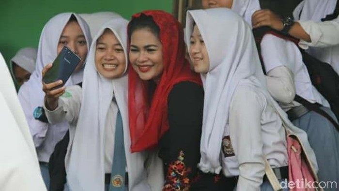 Program Pendidikan Gratis Gus Ipul-Puti Disorot, Ini Kata Pengamat