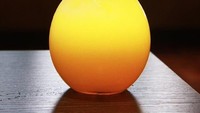 Sajian minuman ini disajikan seperti di dalam bohlam lampu. Dengan isian minuman berwarna kuning. Foto: Facebook 9 3/4 Cafe