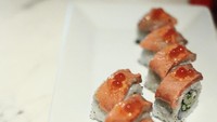 Nyamm! Sushi roll dengan topping salmon panggang dan tobiko ini kelihatan menggugah selera. Nyoom, tulis Ciki. Foto: Instagram citraciki