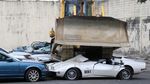 Mobil-mobil Mewah Senilai Rp 12 M ini Dilindas Habis Bulldozer