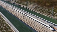 Kereta dengan panjang jalur mencapai 643 km ini melaju di atas rel dengan kecepatan hingga 250 km per jam. Ini akan memangkas waktu perjalanan antara Xian dan Chengdu sepanjang 643 km dari 16 jam menjadi 3 jam saja. (Istimewa/news.cn).