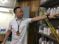 polisi menyita ribuan botol parfum berbagai merek yang kosong maupun yang berisi. 