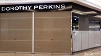 PT Mitra Adiperkasa Tbk (MAPI) kembali menutup toko ritel yang hak distribusinya dipegang perseroan. Kali ini giliran Dorothy Perkins di Mal Kota Kasablanka (Kokas) yang ditutup. Danang Sugianto/detikcom.