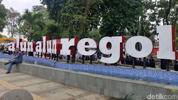 Ratusan Siswa SD Sambut Ridwan Kamil Resmikan Alun-alun Regol